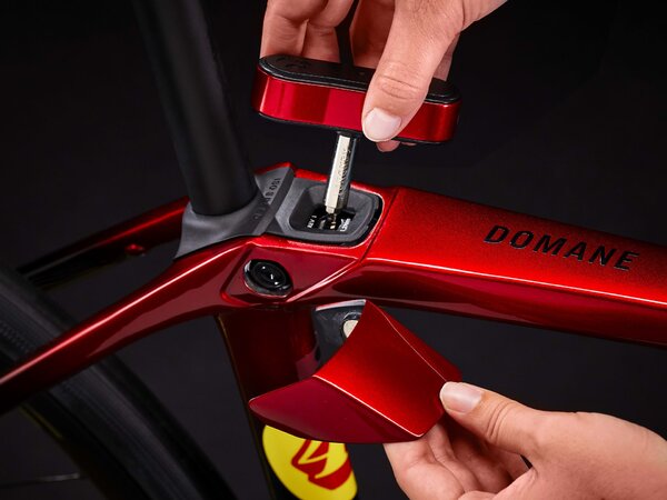 Bicykel Trek Domane SLR 7 AXS Gen 4 Metallic Red Smoke to Blue Smoke Fade 2024