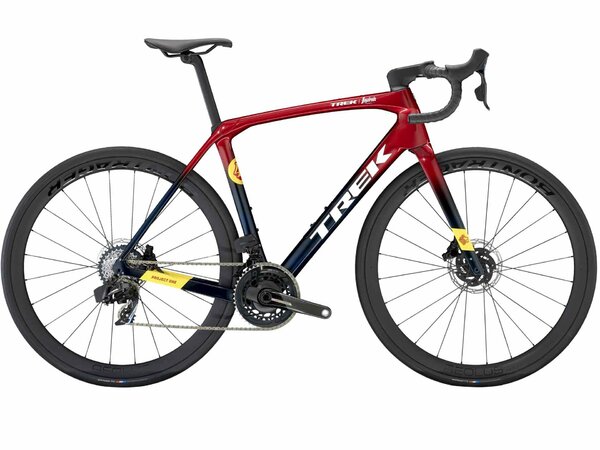 Bicykel Trek Domane SLR 7 AXS Gen 4 Metallic Red Smoke to Blue Smoke Fade 2024