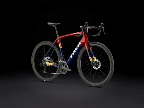 Bicykel Trek Domane SLR 7 Gen 4 Metallic Red Smoke to Blue Smoke Fade 2024