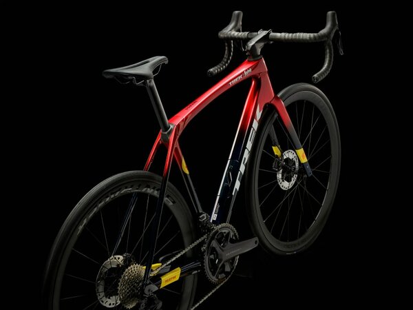 Bicykel Trek Domane SLR 7 Gen 4 Metallic Red Smoke to Blue Smoke Fade 2024