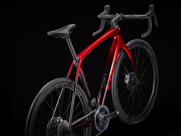 Bicykel Trek Domane SLR 9 AXS Gen 4 Metallic Red Smoke to Red Carbon Smoke 2024