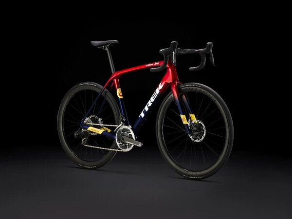 Bicykel Trek Domane SLR 9 AXS Gen 4 Team Replica:Metallic Red Smoke to Blue Smoke Fade 2024