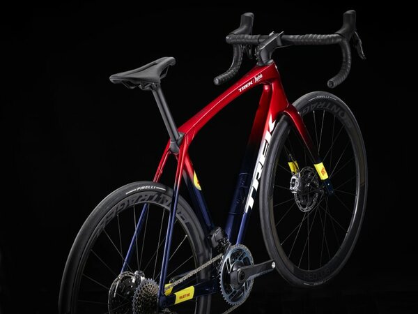 Bicykel Trek Domane SLR 9 AXS Gen 4 Team Replica:Metallic Red Smoke to Blue Smoke Fade 2024