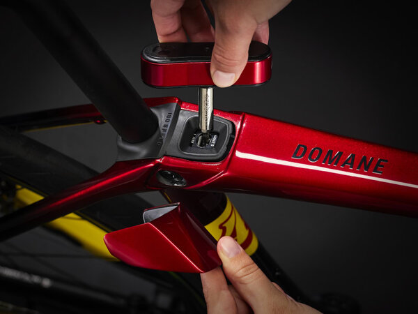 Bicykel Trek Domane SLR 9 AXS Gen 4 Team Replica:Metallic Red Smoke to Blue Smoke Fade 2024