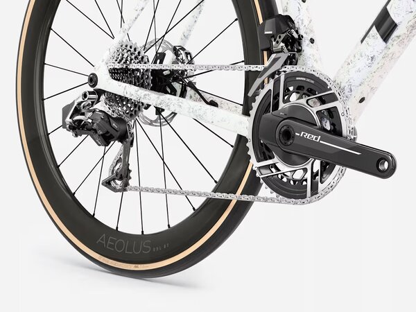 Bicykel Trek Domane SLR 9 AXS Gen 5 Mother of Pearl/Silver Marble 2027