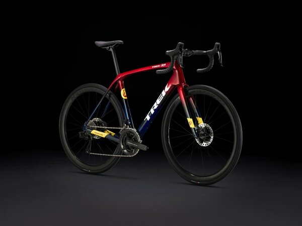 Bicykel Trek Domane SLR 9 Gen 4 Metallic Red Smoke to Blue Smoke Fade 2024