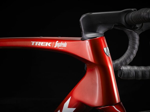 Bicykel Trek Domane SLR 9 Gen 4 Metallic Red Smoke to Blue Smoke Fade 2024