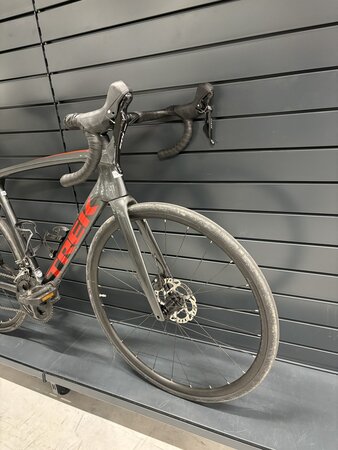 Testovaný bicykel Trek Émonda SL 5 Lithium Grey 2023
