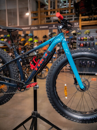 Bicykel Trek Farley 5 Nautical Navy to Teal Fade 2022