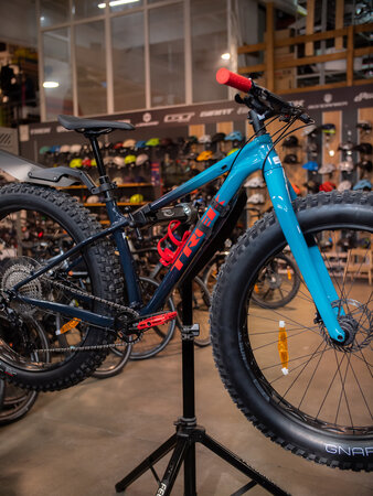 Bicykel Trek Farley 5 Nautical Navy to Teal Fade 2022