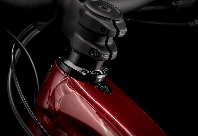 Bicykel Trek Fuel EX 8 Rage Red to Dnister Black Fade 2022