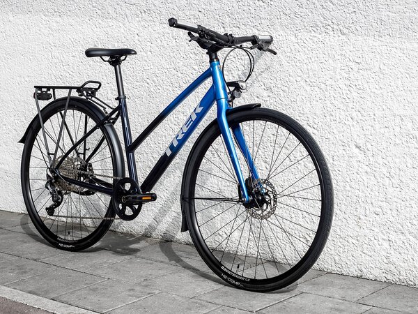 Bicykel Trek FX 3 Disc Equipped Stagger Alpine Blue to Deep Dark Blue Fade 2023