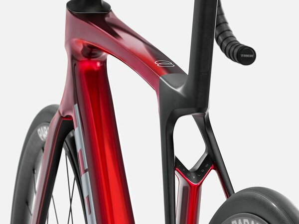 Bicykel Trek Madone SL 5 Gen 8 Gloss Fury Red/Matte Deep Smoke 2026