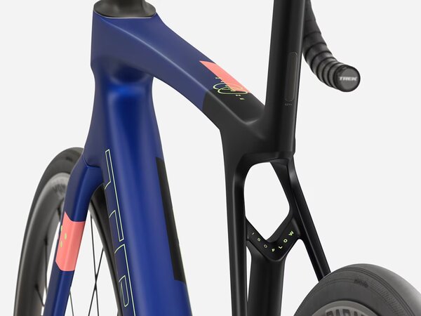Bicykel Trek Madone SL 5 Gen 8 Matte Cobalt Blue/Trek Black/Living Coral 2027