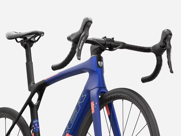 Bicykel Trek Madone SL 5 Gen 8 Matte Cobalt Blue/Trek Black/Living Coral 2027