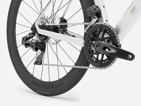 Bicykel Trek Madone SL 6 AXS Gen 8 Gloss Crystal White/Matte Deep Smoke 2026