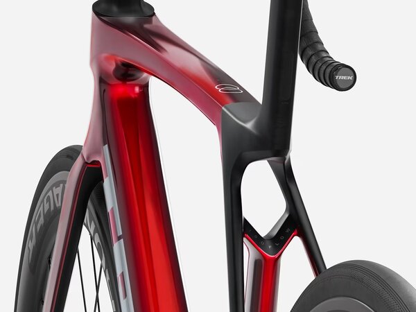 Bicykel Trek Madone SL 6 AXS Gen 8 Gloss Fury Red/Matte Deep Smoke 2027