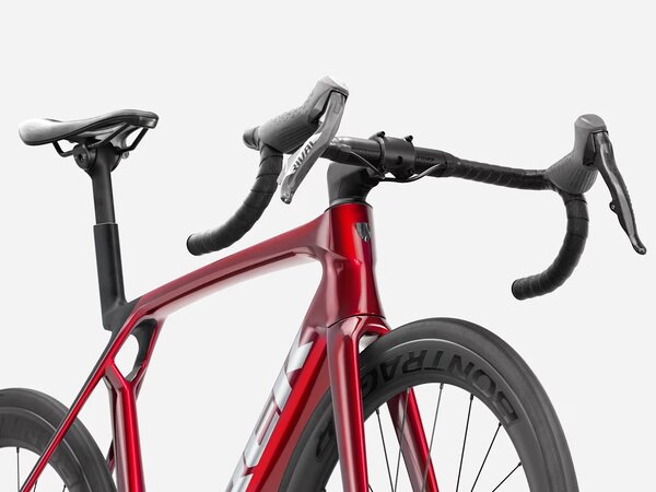 Bicykel Trek Madone SL 6 AXS Gen 8 Gloss Fury Red/Matte Deep Smoke 2027