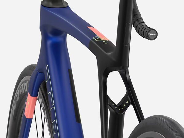 Bicykel Trek Madone SL 6 Gen 8 Matte Cobalt Blue/Trek Black/Living Coral 2027