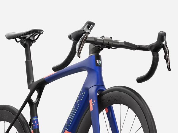 Bicykel Trek Madone SL 7 Gen 8 Matte Cobalt Blue/Trek Black/Living Coral 2027