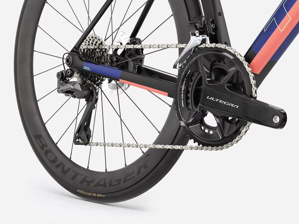 Bicykel Trek Madone SL 7 Gen 8 Matte Cobalt Blue/Trek Black/Living Coral 2027