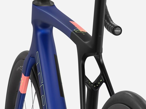 Bicykel Trek Madone SL 7 Gen 8 Matte Cobalt Blue/Trek Black/Living Coral 2027