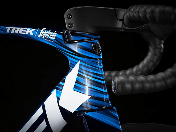 Bicykel Trek Madone SLR 6 eTap Gen 6 Navy Carbon Smoke/Blue 2022