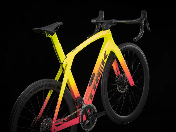 Bicykel Trek Madone SLR 6 eTap Gen 6 Radioactive Coral to Yellow Fade 2022