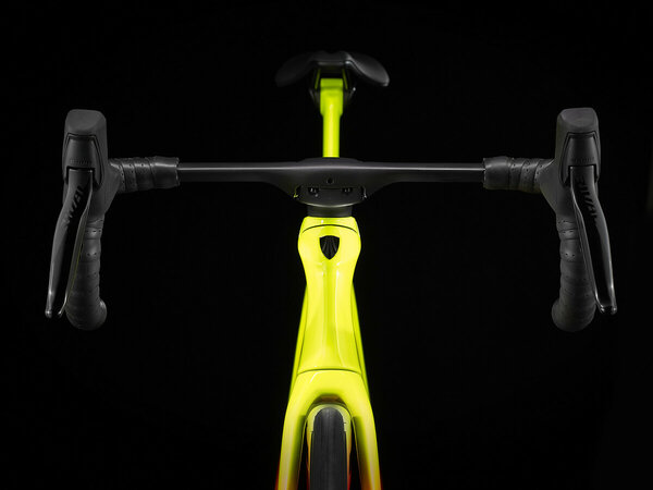 Bicykel Trek Madone SLR 6 eTap Gen 6 Radioactive Coral to Yellow Fade 2022