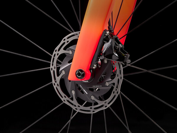 Bicykel Trek Madone SLR 6 eTap Gen 6 Radioactive Coral to Yellow Fade 2022