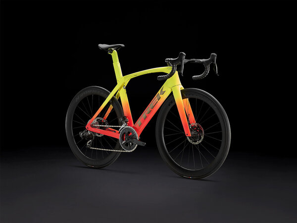 Bicykel Trek Madone SLR 6 eTap Gen 6 Radioactive Coral to Yellow Fade 2022