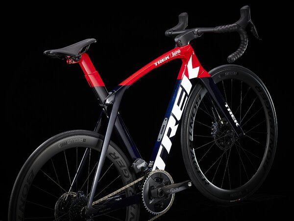 Bicykel Trek Madone SLR 7 eTap Gen 6 Navy Carbon Smoke/Viper Red 2023