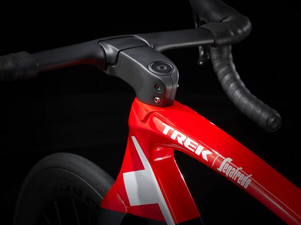 Bicykel Trek Madone SLR 7 eTap Gen 6 Navy Carbon Smoke/Viper Red 2023