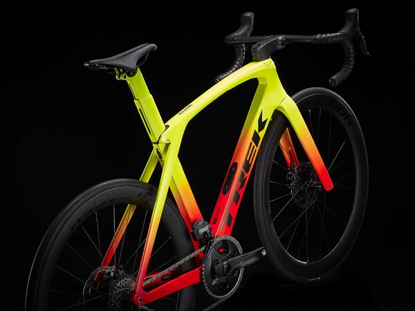 Bicykel Trek Madone SLR 7 eTap Gen 6 Radioactive Coral to Yellow Fade 2022
