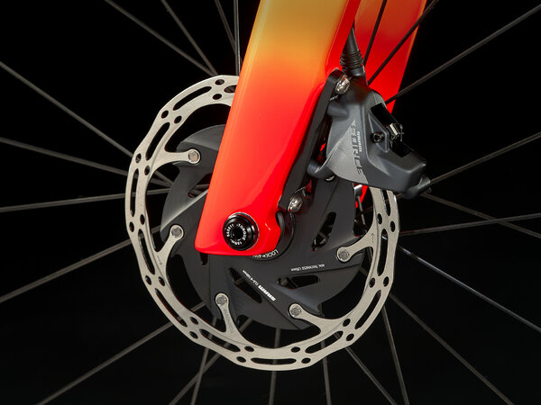 Bicykel Trek Madone SLR 7 eTap Gen 6 Radioactive Coral to Yellow Fade 2022