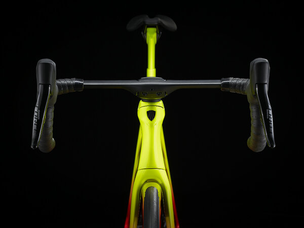 Bicykel Trek Madone SLR 7 eTap Gen 6 Radioactive Coral to Yellow Fade 2022