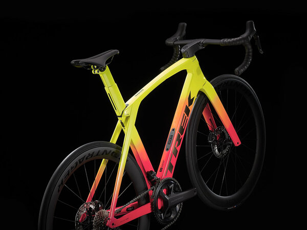 Bicykel Trek Madone SLR 7 Gen 6 Radioactive Coral to Yellow Fade 2022