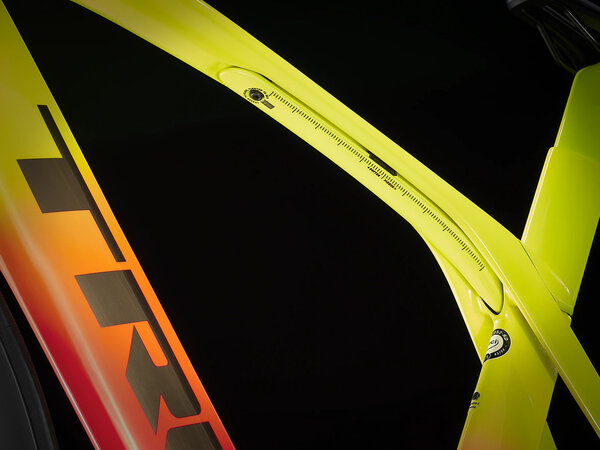 Bicykel Trek Madone SLR 7 Gen 6 Radioactive Coral to Yellow Fade 2022