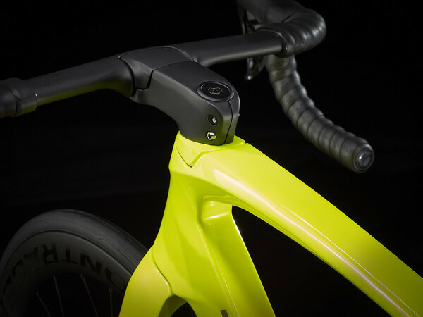 Bicykel Trek Madone SLR 7 Gen 6 Radioactive Coral to Yellow Fade 2022