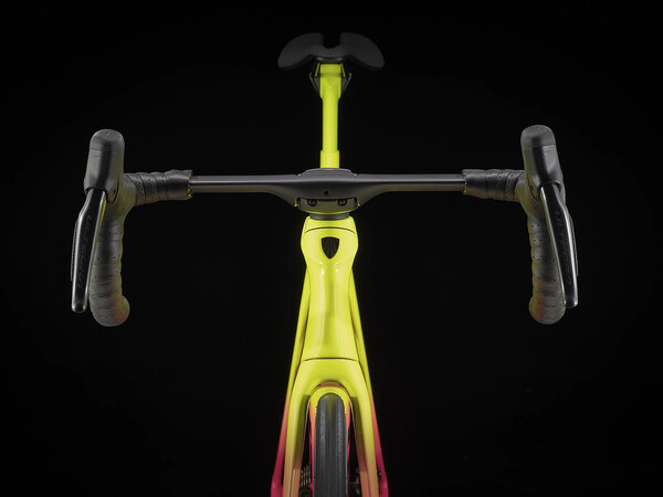 Bicykel Trek Madone SLR 7 Gen 6 Radioactive Coral to Yellow Fade 2022