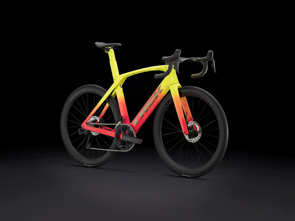 Bicykel Trek Madone SLR 7 Gen 6 Radioactive Coral to Yellow Fade 2022