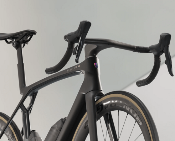 Bicykel Trek Madone SLR 8 AXS Gen 8 Matte Carbon Smoke/Prismatic Pearl 2025