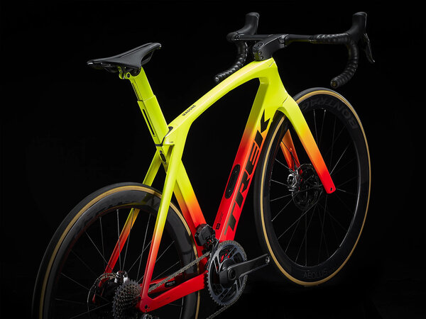 Bicykel Trek Madone SLR 9 eTap Gen 6 Radioactive Coral to Yellow Fade 2022