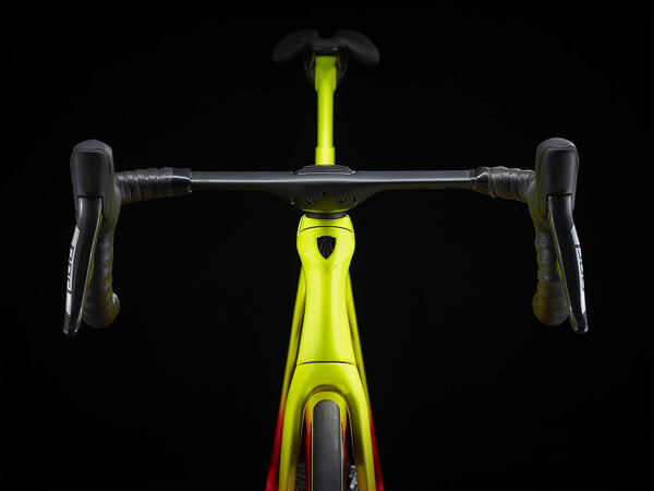 Bicykel Trek Madone SLR 9 eTap Gen 6 Radioactive Coral to Yellow Fade 2022