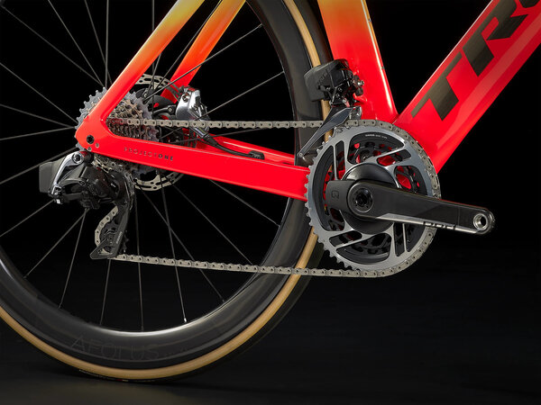 Bicykel Trek Madone SLR 9 eTap Gen 6 Radioactive Coral to Yellow Fade 2022