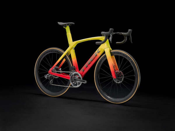 Bicykel Trek Madone SLR 9 eTap Gen 6 Radioactive Coral to Yellow Fade 2022