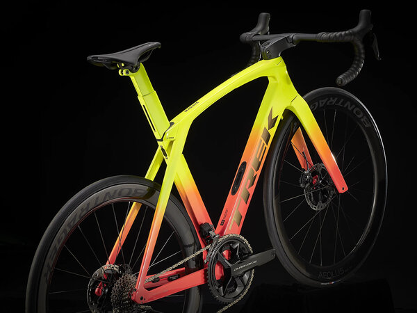 Bicykel Trek Madone SLR 9 Gen 6 Radioactive Coral to Yellow Fade 2022