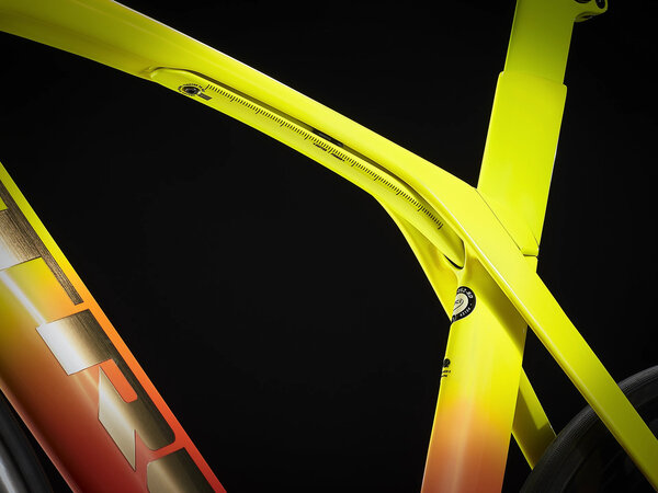 Bicykel Trek Madone SLR 9 Gen 6 Radioactive Coral to Yellow Fade 2022