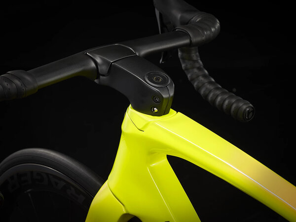 Bicykel Trek Madone SLR 9 Gen 6 Radioactive Coral to Yellow Fade 2022