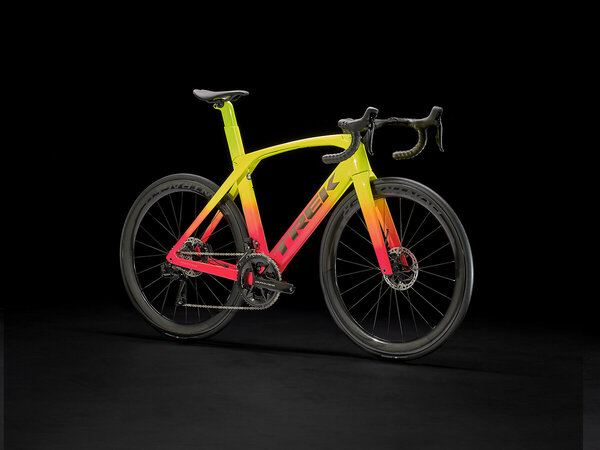 Bicykel Trek Madone SLR 9 Gen 6 Radioactive Coral to Yellow Fade 2022